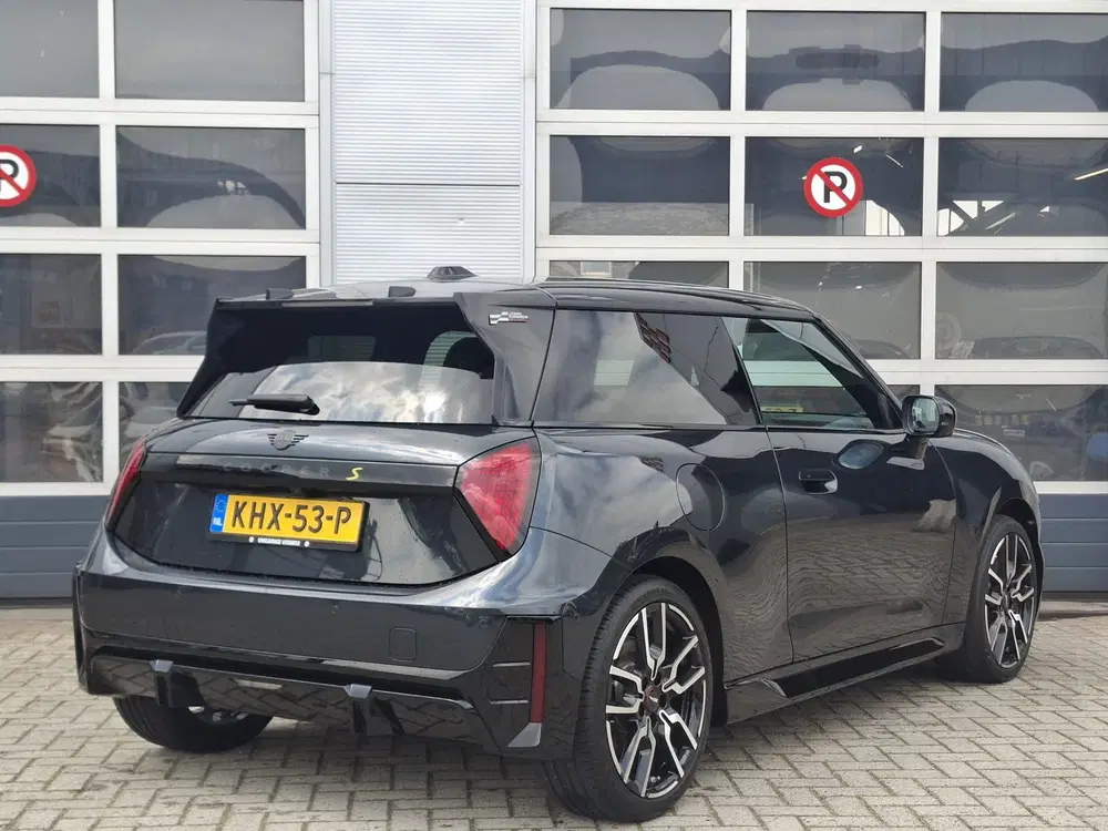 Mini John Cooper Works Cooper SE John Cooper Works 54.2 kWh uit 2024, foto 2