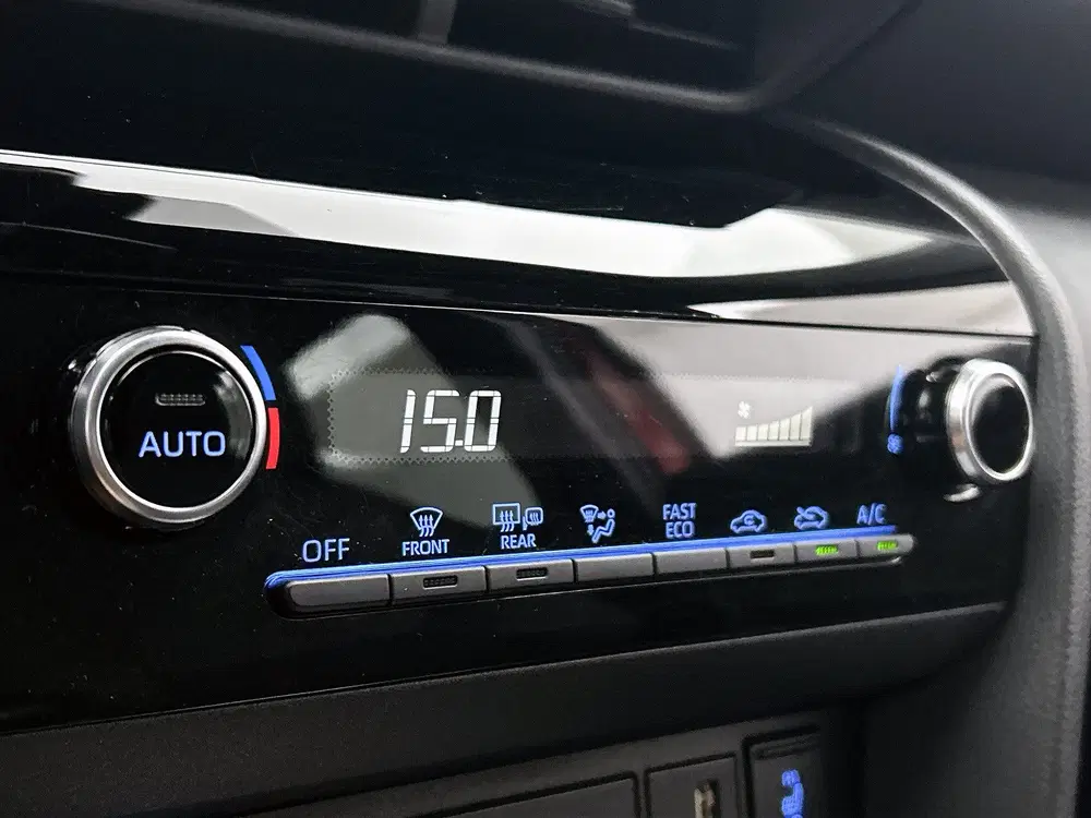Toyota Yaris Cross 1.5 Hybrid Dynamic + Limited Dealer Onder uit 2023, foto 13