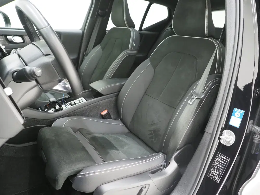 Volvo XC40 1.5 T5 Plug-in hybrid Ultimate Dark uit 2022, foto 4