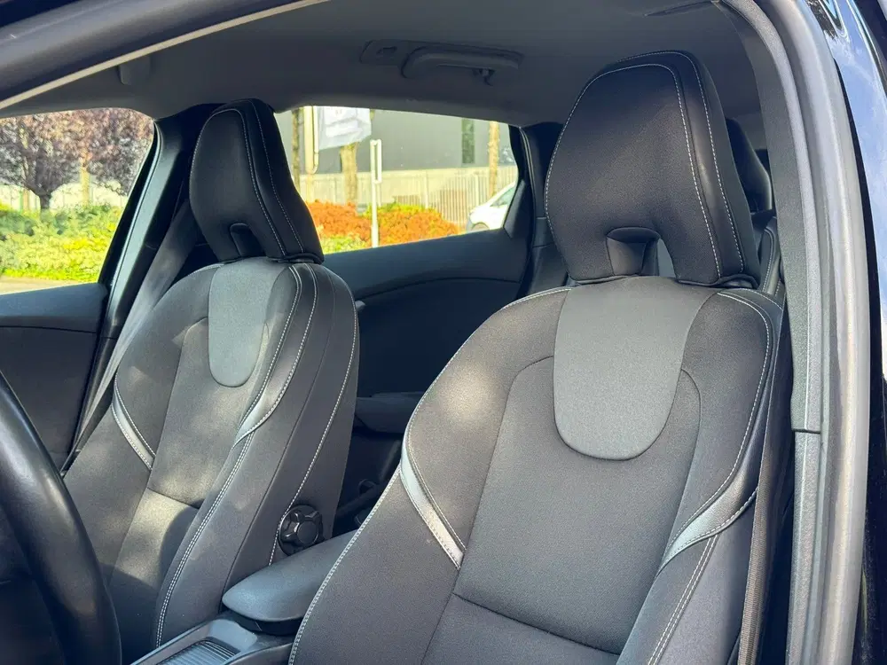 Volvo V40 2.0 T2 Momentum uit 2019, foto 11