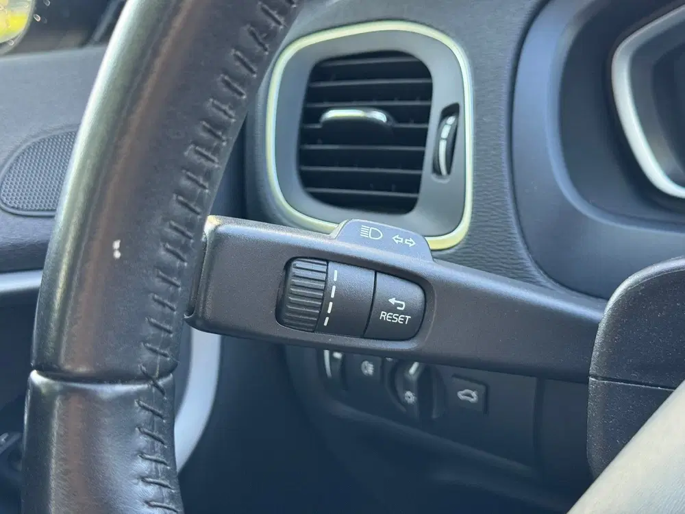 Volvo V40 2.0 T2 Momentum uit 2019, foto 14
