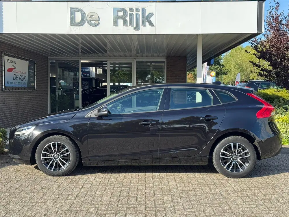 Volvo V40 2.0 T2 Momentum uit 2019, foto 2