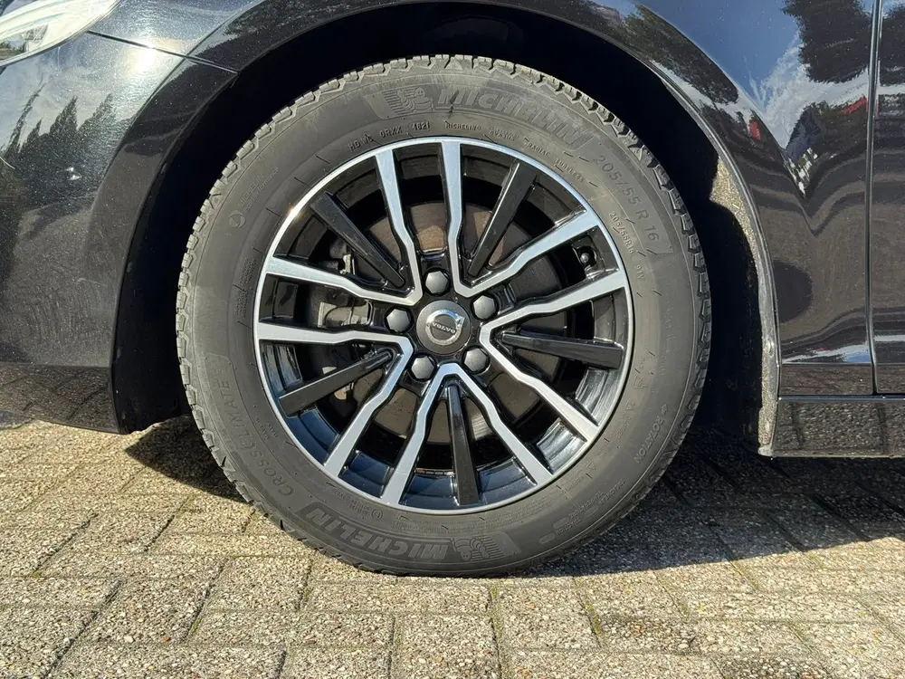 Volvo V40 2.0 T2 Momentum uit 2019, foto 3
