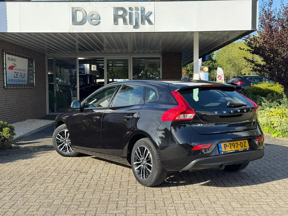 Volvo V40 2.0 T2 Momentum uit 2019, foto 4