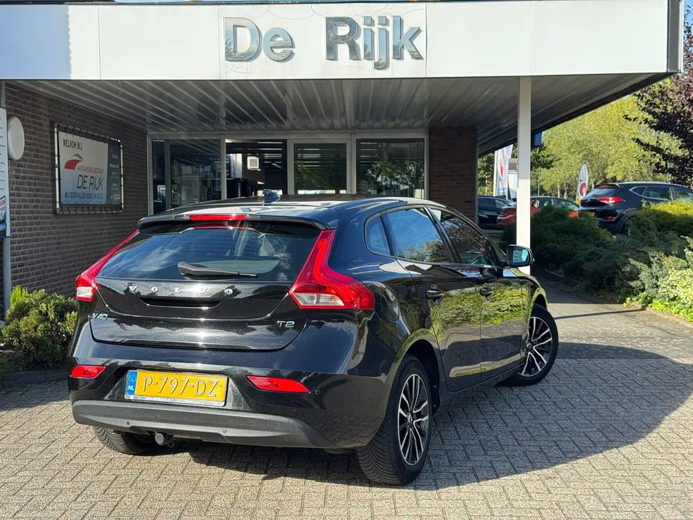 Volvo V40 2.0 T2 Momentum uit 2019, foto 5