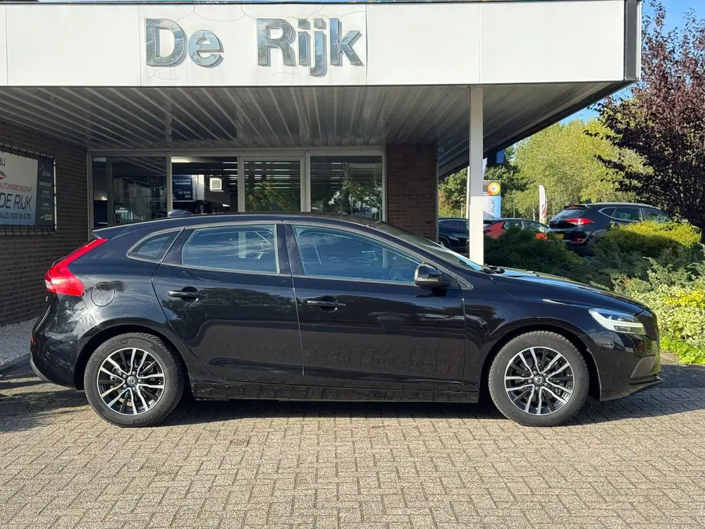Volvo V40 2.0 T2 Momentum uit 2019, foto 6