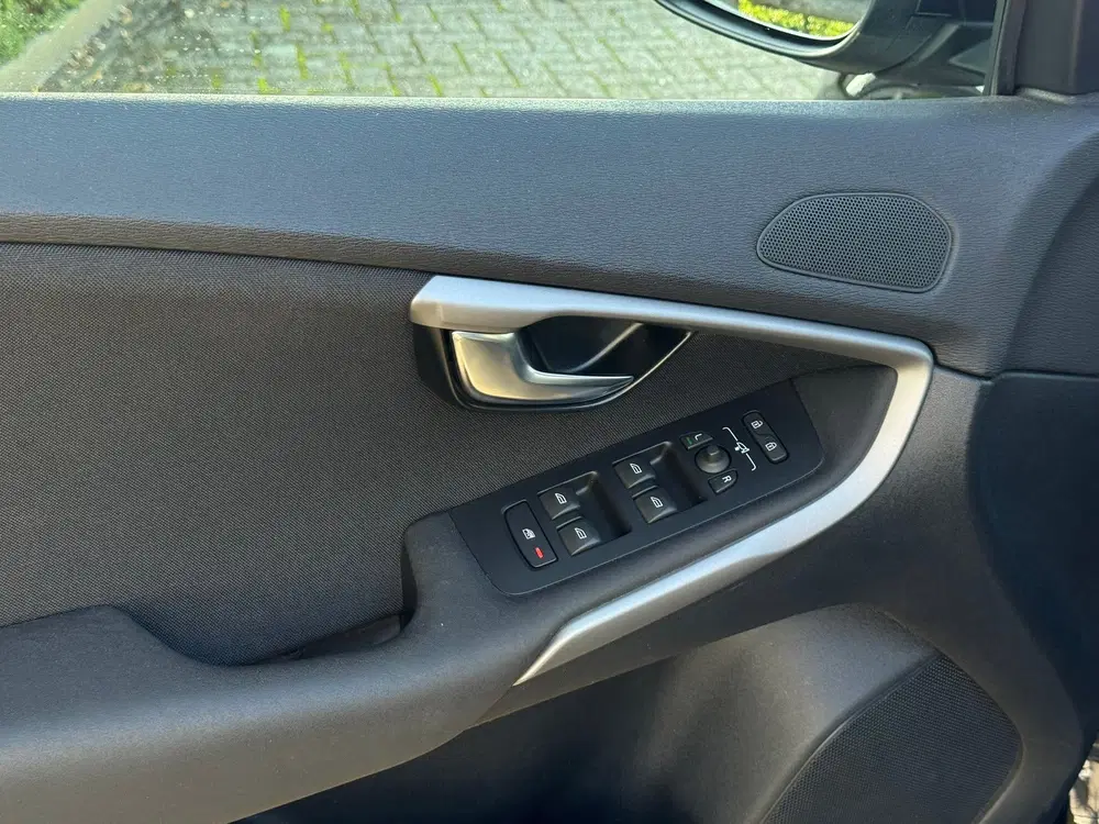 Volvo V40 2.0 T2 Momentum uit 2019, foto 9