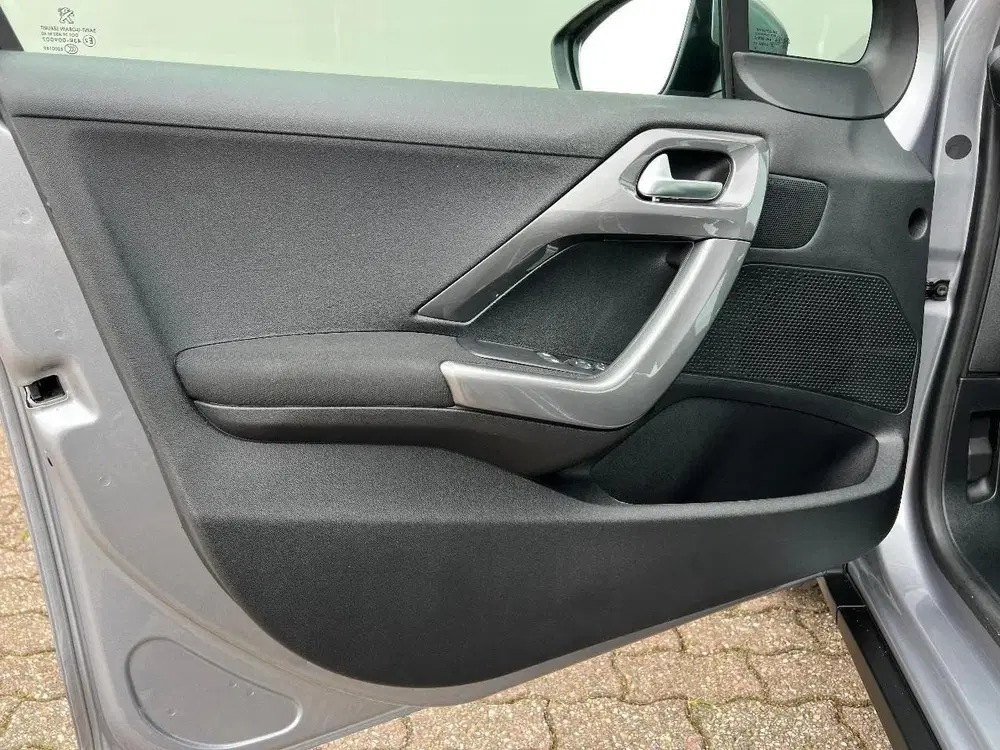 Peugeot 2008 1.2 PureTech uit 2019, foto 8