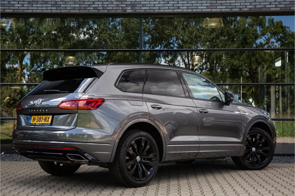 Volkswagen Touareg 4.0 TDI R-Line 422PK V8 uit 2020, foto 2