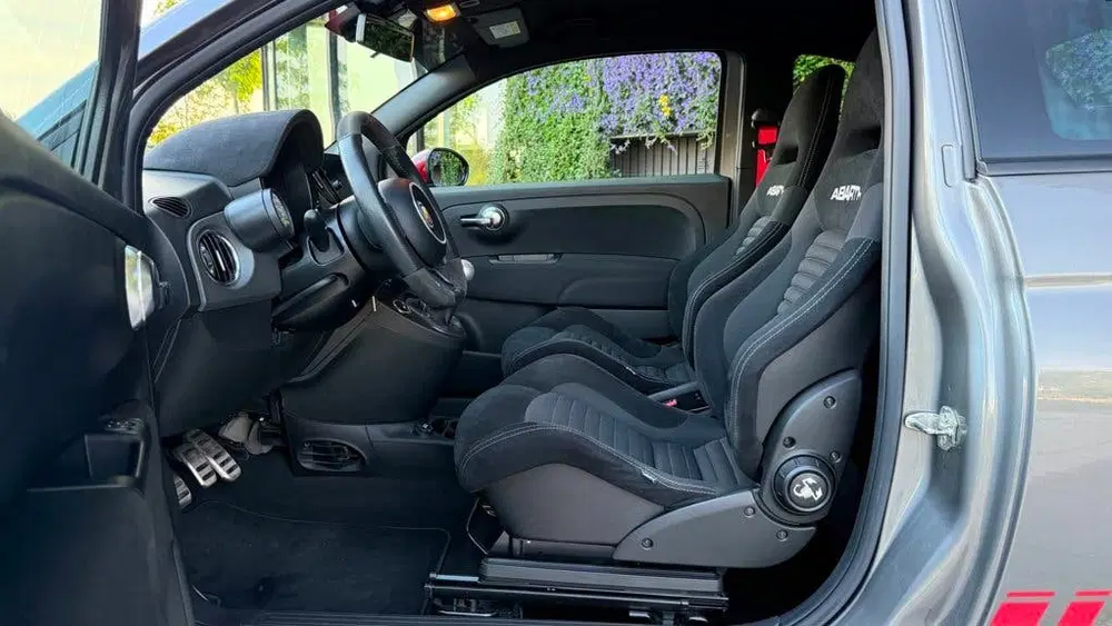 Abarth 695 1.4 T-Jet Abarth Competizione uit 2022, foto 3