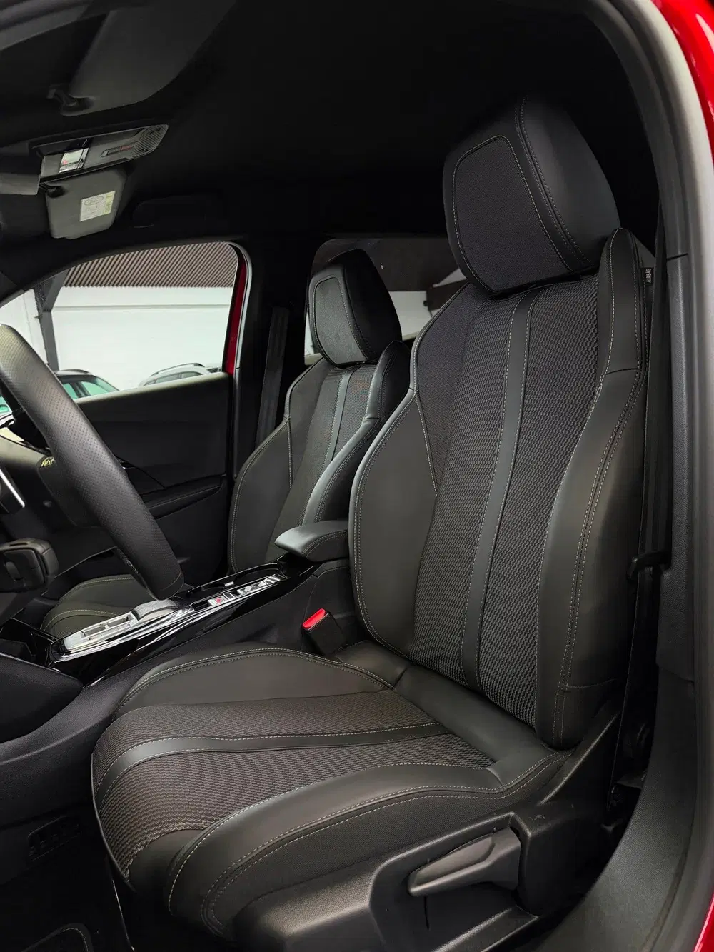 Peugeot 2008 1.2 Hybrid 145 GT CarPlay 360° Camera uit 2025, foto 4