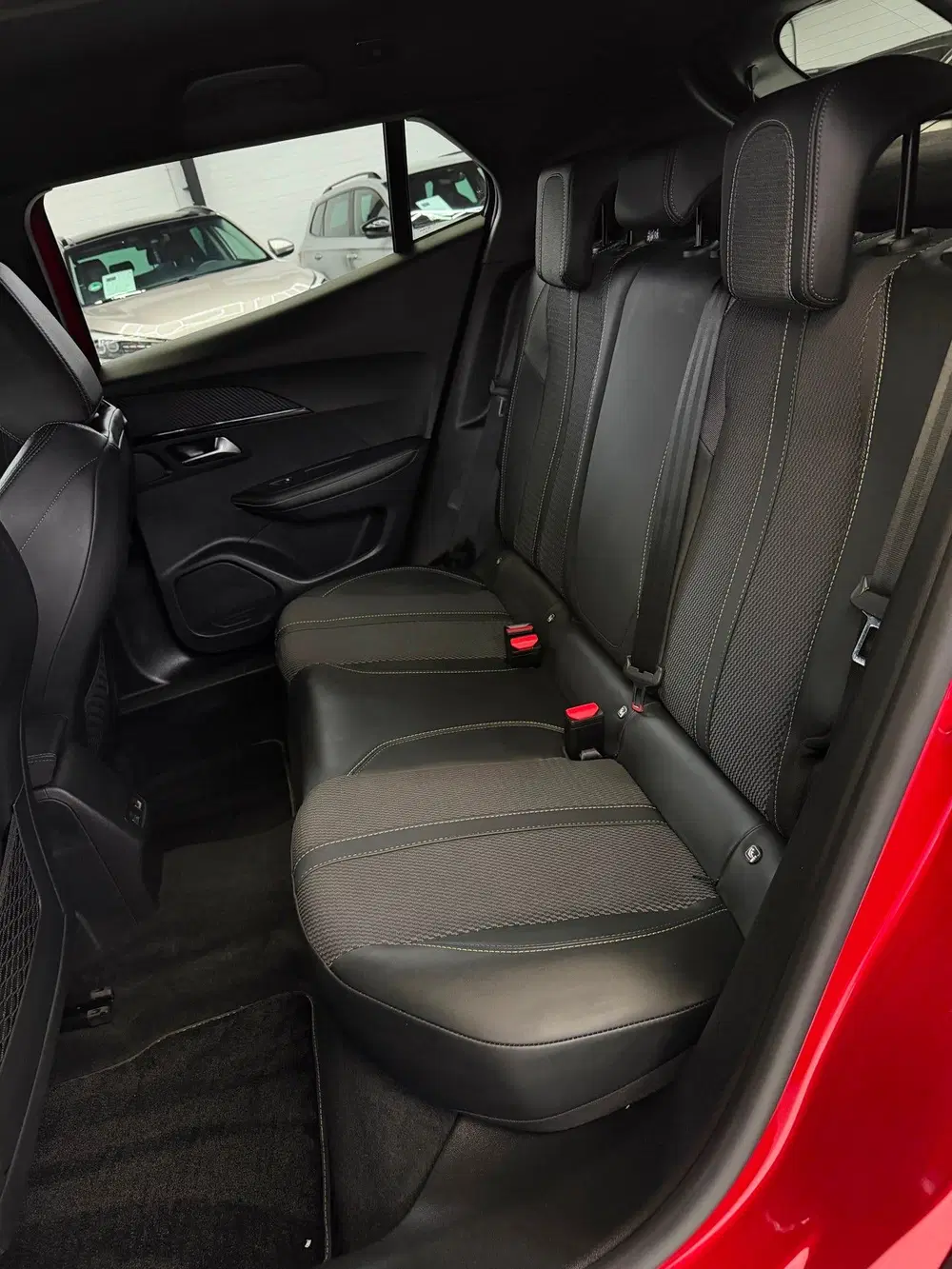 Peugeot 2008 1.2 Hybrid 145 GT CarPlay 360° Camera uit 2025, foto 5