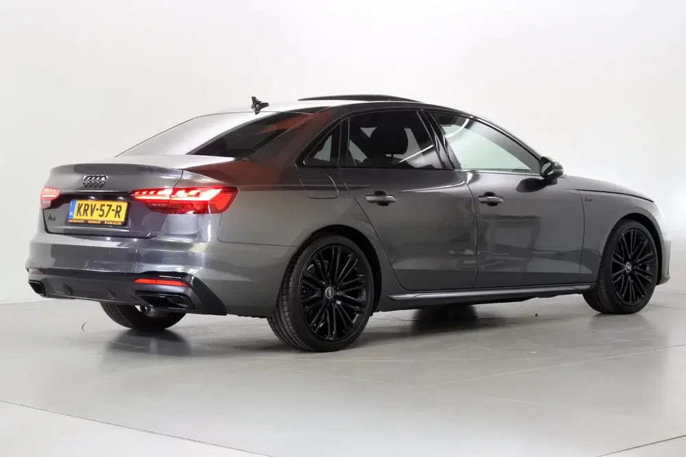 Audi A4 35 TFSi S-Line S-dak 19" uit 2024, foto 2