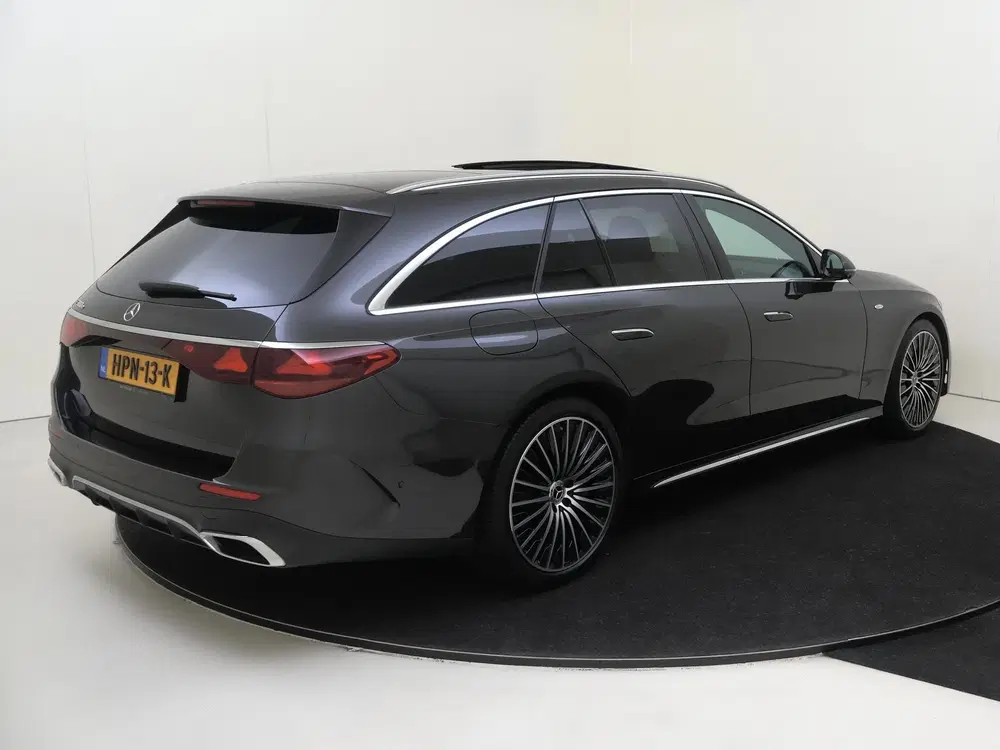 Mercedes-Benz E-Klasse 300 e AMG Line Panoramadak uit 2025, foto 4