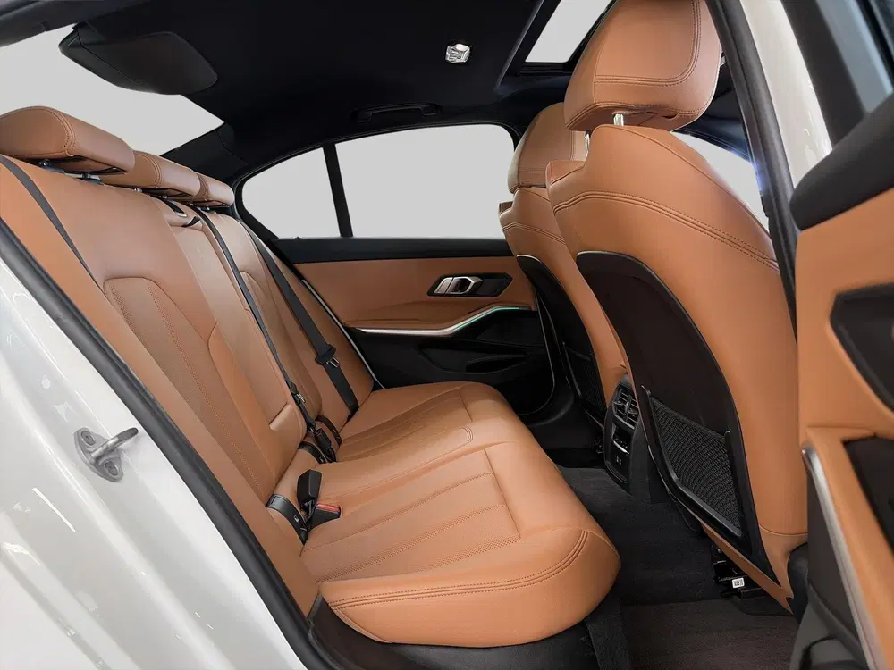 BMW 3-serie 320i Business Edition uit 2022, foto 14