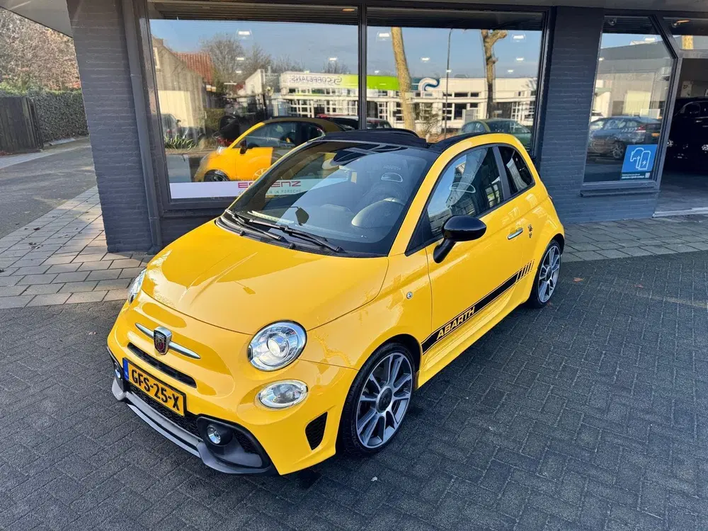 Abarth 595 1.4 T-Jet Abarth Turismo 70th Anniversary uit 2020, foto 2