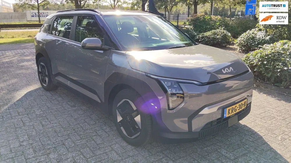 Kia EV3 Air 81.4 kWh 4874 km SOH= 100% trekhaak in uit 2025