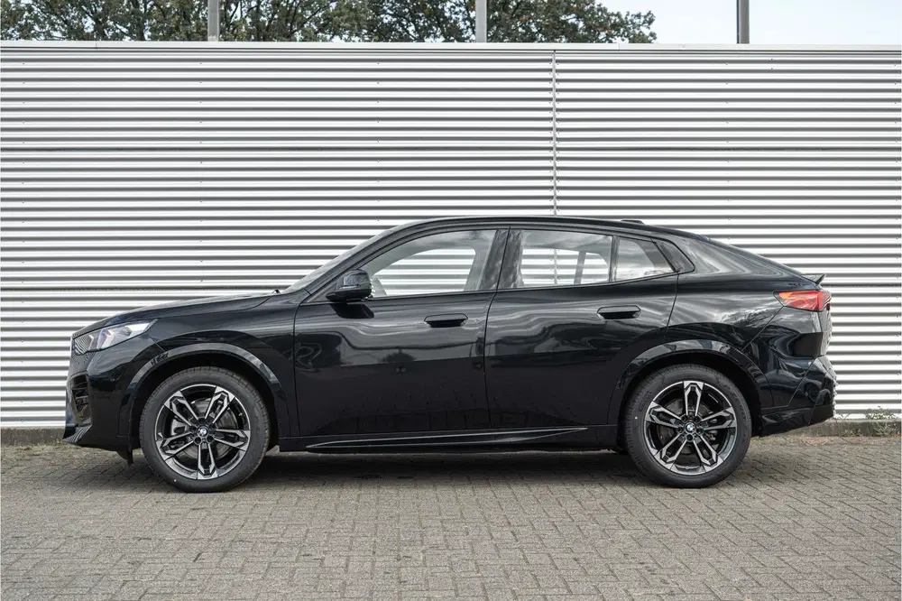 BMW iX2 xDrive30 M Sport uit 2025, foto 2