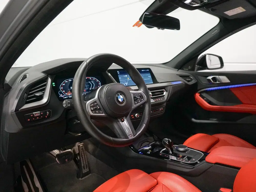 BMW 1-serie M135i xDrive Panoramadak uit 2022, foto 2