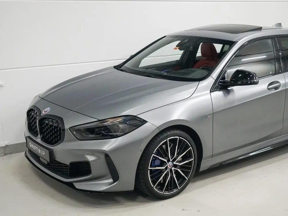 BMW 1-serie M135i xDrive Panoramadak uit 2022, foto 4