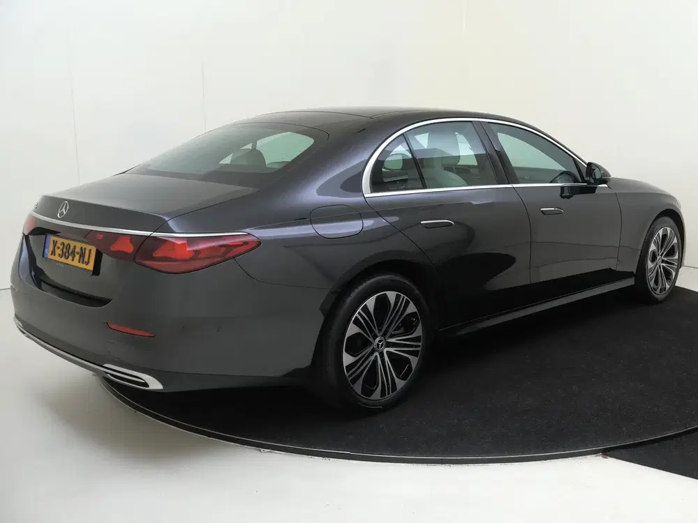 Mercedes-Benz E-Klasse 300 e Luxury Line uit 2024, foto 2
