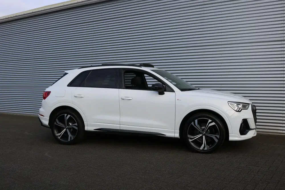 Audi Q3 40 TFSI Quattro S-Line (Panoramadak Virtua uit 2020, foto 2