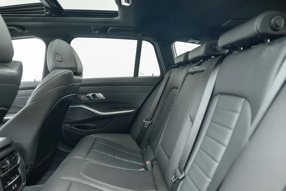 BMW 3-serie 330e M Sport Automaat uit 2025, foto 15