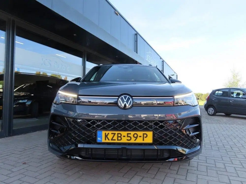 Volkswagen Tiguan 1.5 eTSI R-Line Leder 19 Inch Led Trekhaak uit 2025, foto 2