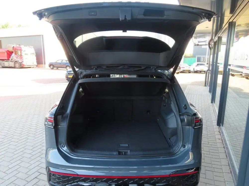 Volkswagen Tiguan 1.5 eTSI R-Line Leder 19 Inch Led Trekhaak uit 2025, foto 9