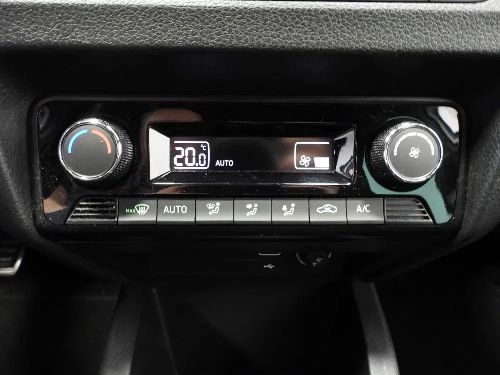 Skoda Fabia 1.0 TSI Monte Carlo NAVI uit 2019, foto 6