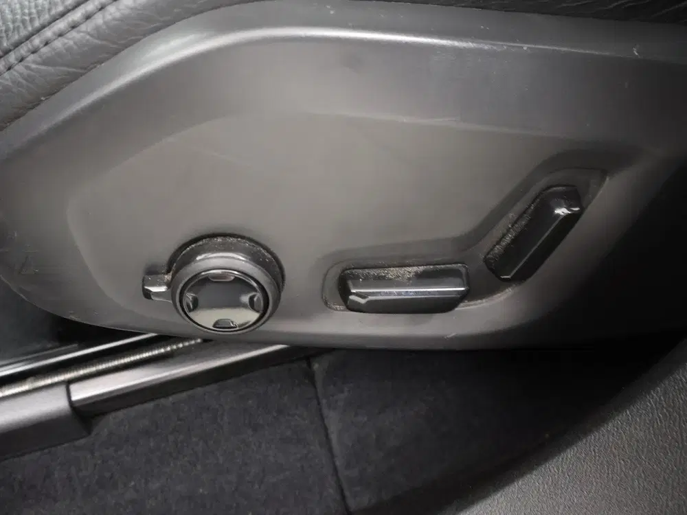 Volvo XC60 2.0 T6 Plug-in hybrid AWD Plus Dark uit 2023, foto 12
