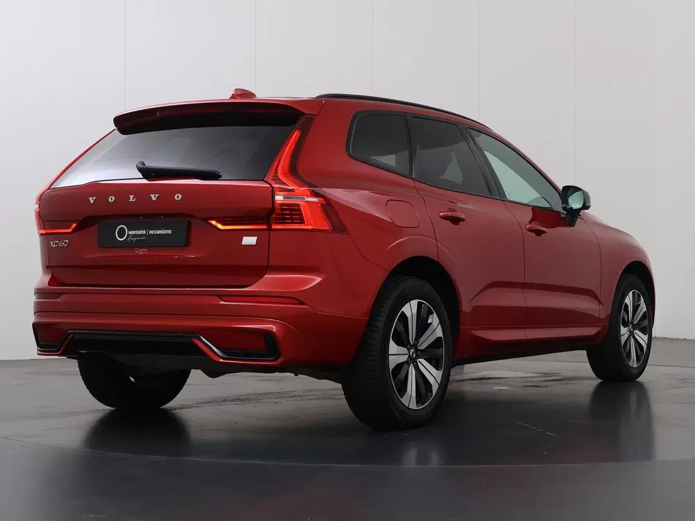 Volvo XC60 2.0 T6 Plug-in hybrid AWD Plus Dark uit 2023, foto 2