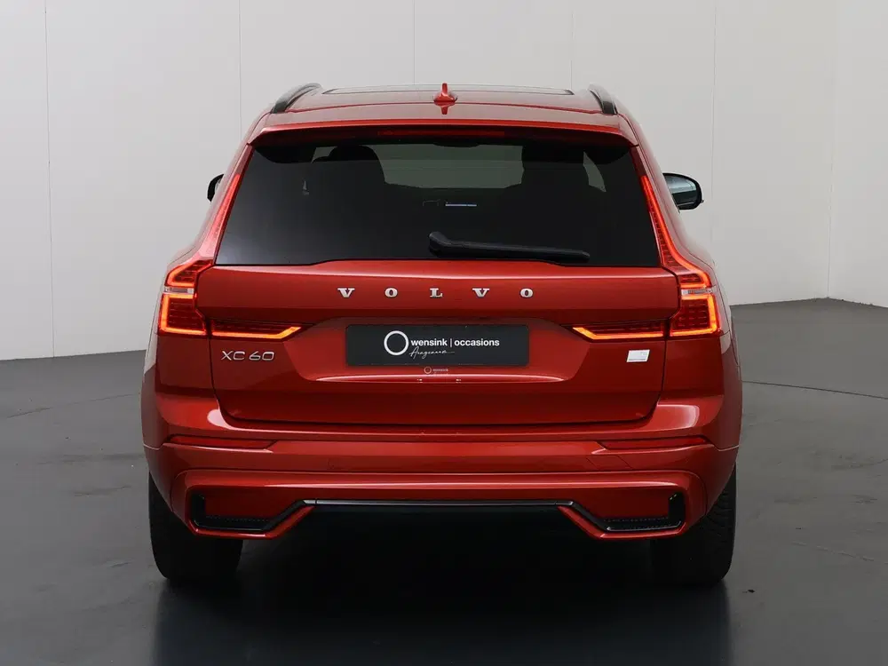Volvo XC60 2.0 T6 Plug-in hybrid AWD Plus Dark uit 2023, foto 4