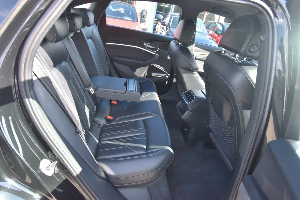 Audi e-tron 55 quattro S edition 95 kWh uit 2022, foto 14