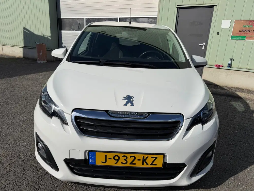 Peugeot 108 1.0 e-VTi CarPlay uit 2020, foto 2