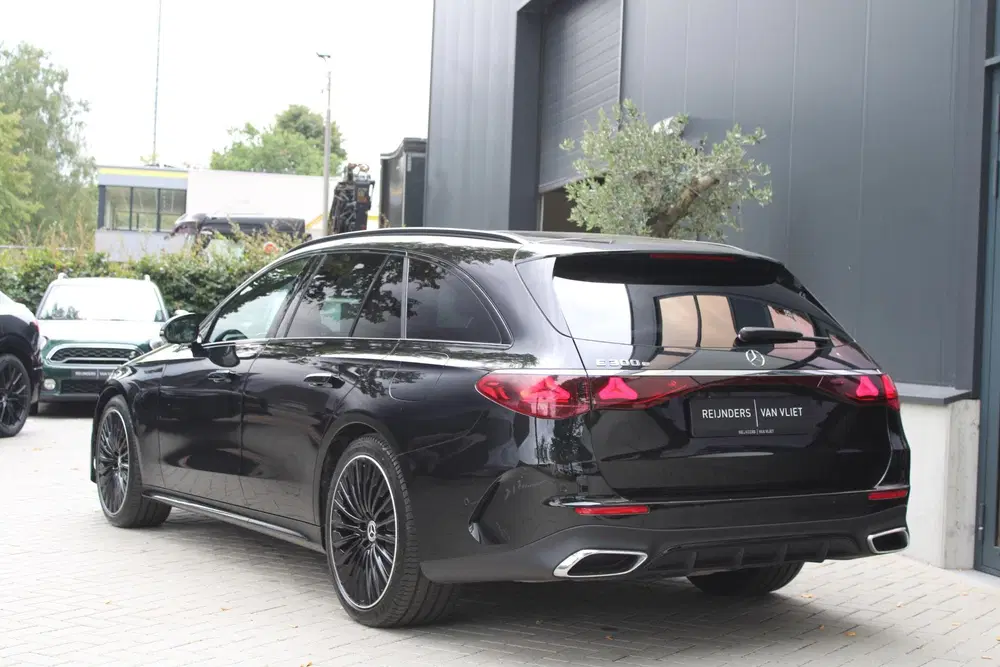 Mercedes-Benz E-Klasse 300e AMG Line uit 2025, foto 2