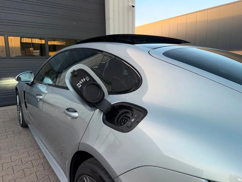 Porsche Panamera 4 E-Hybrid Platinum Edition uit 2023, foto 14