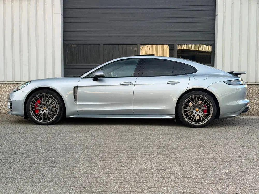 Porsche Panamera 4 E-Hybrid Platinum Edition uit 2023, foto 3