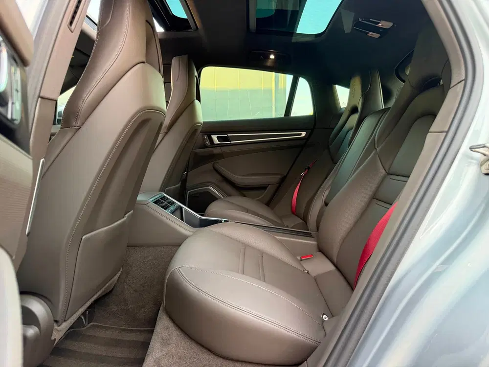Porsche Panamera 4 E-Hybrid Platinum Edition uit 2023, foto 9