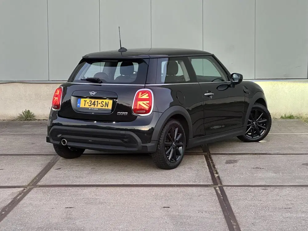 Mini Cooper 1.5 Cooper Essential uit 2023, foto 2