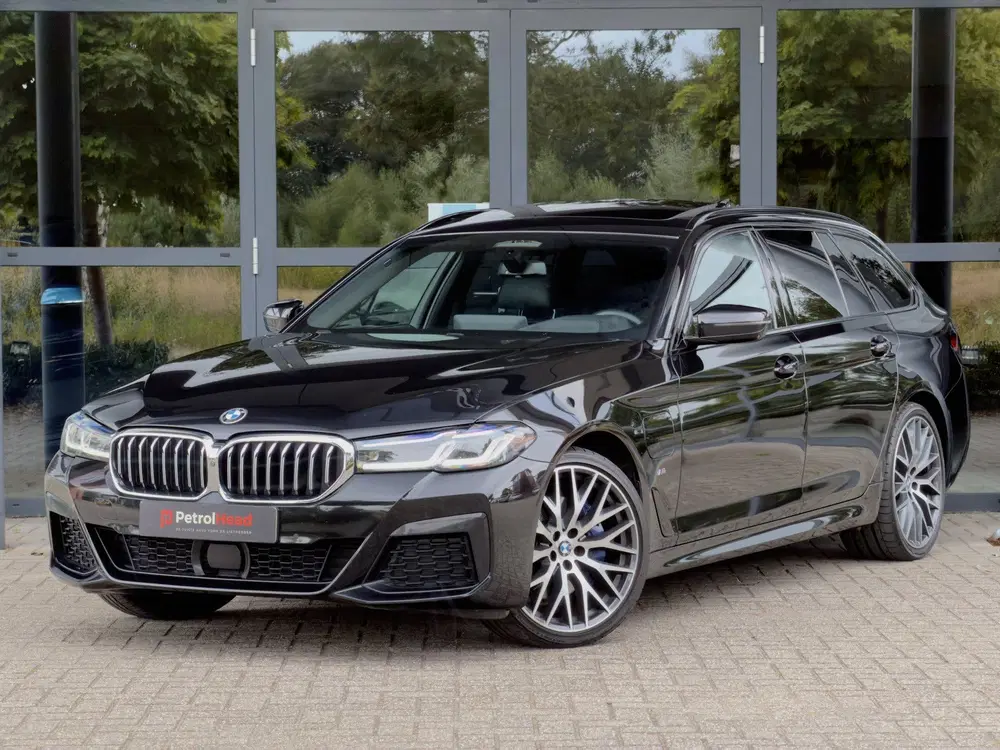 BMW 5-serie 5 Serie Touring 530e xDrive High Executive uit 2020, foto 2