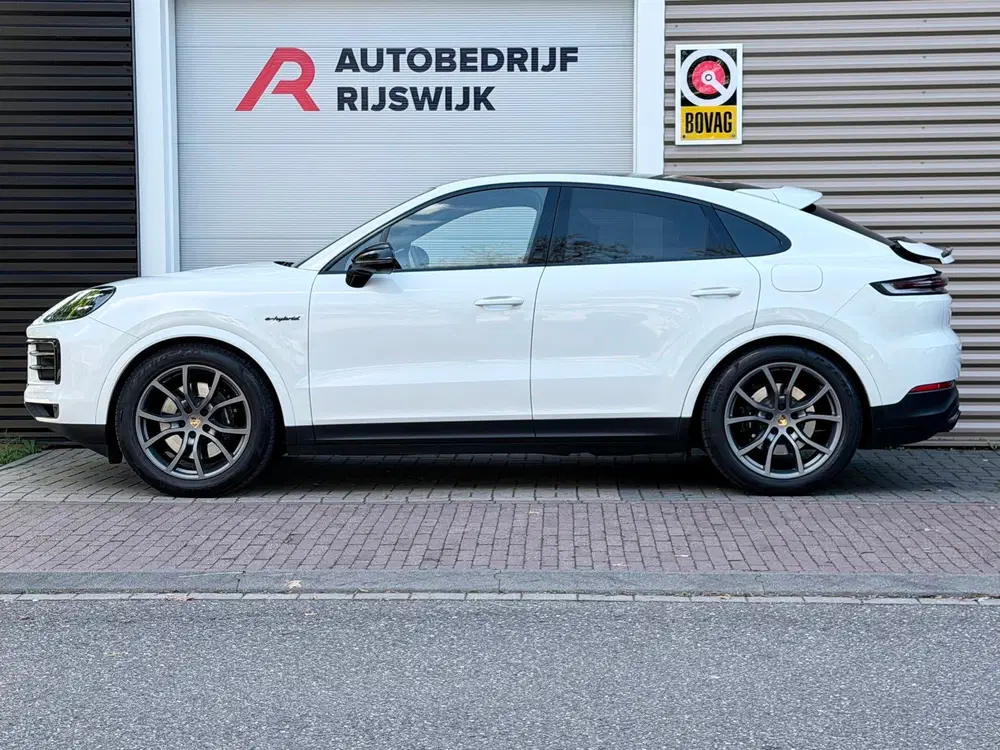 Porsche Cayenne Cayenne Coupé 3.0 E-Hybrid Pano uit 2023, foto 2