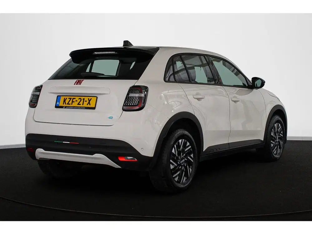 Fiat 600e RED 54 kWh Apple CarPlay Climate Control S uit 2024, foto 3