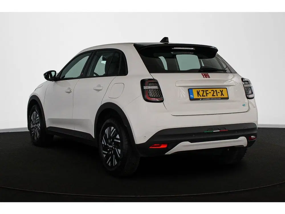Fiat 600e RED 54 kWh Apple CarPlay Climate Control S uit 2024, foto 4