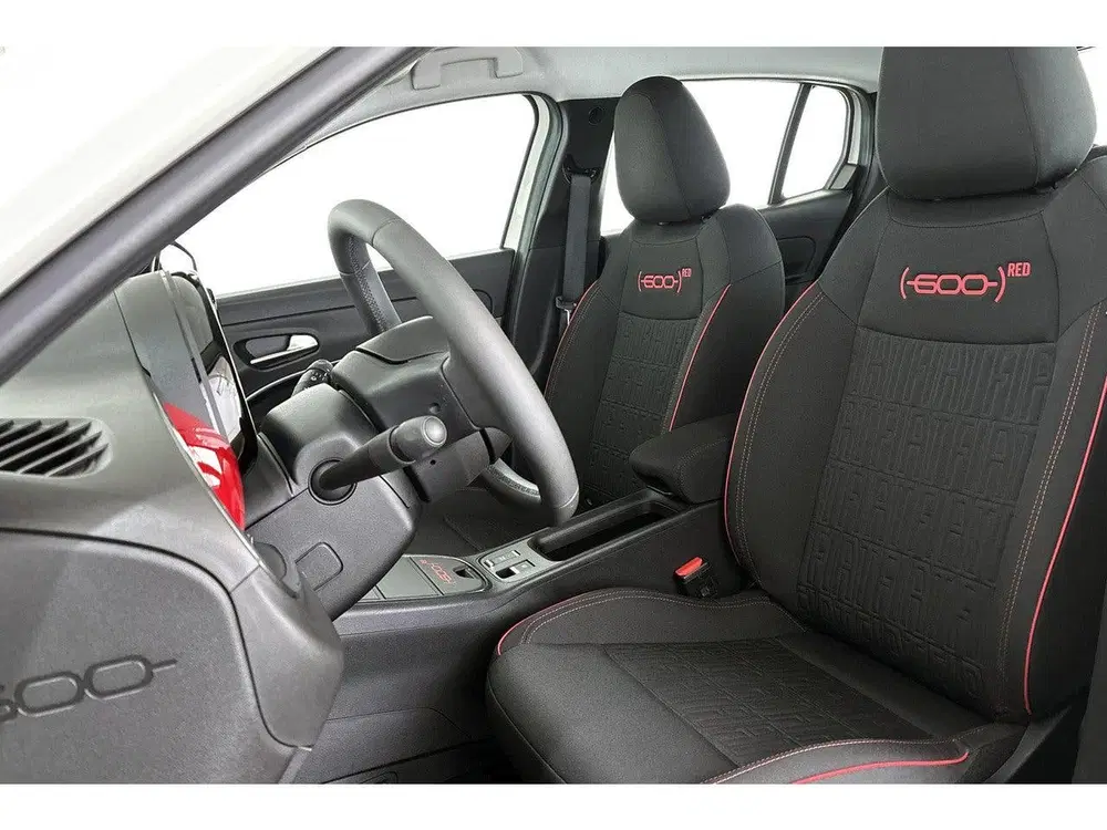 Fiat 600e RED 54 kWh Apple CarPlay Climate Control S uit 2024, foto 6