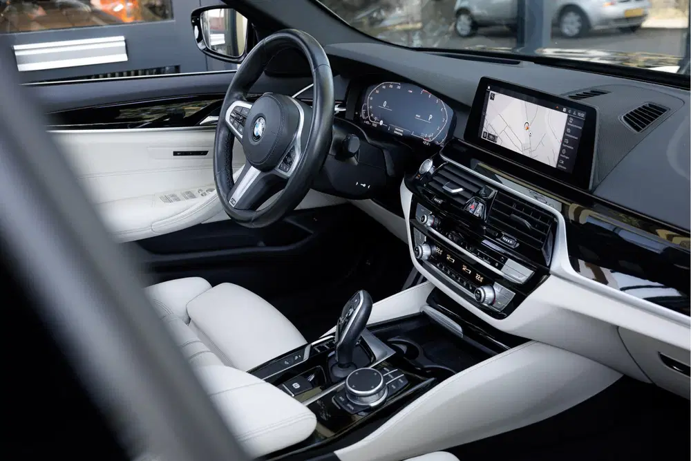 BMW 5-serie Sedan 530i Aut. High Executive uit 2020, foto 5