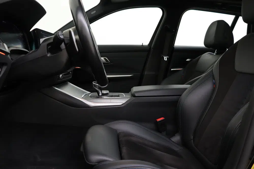 BMW 3-serie 330e High Executive M-Sport Automaat uit 2022, foto 12