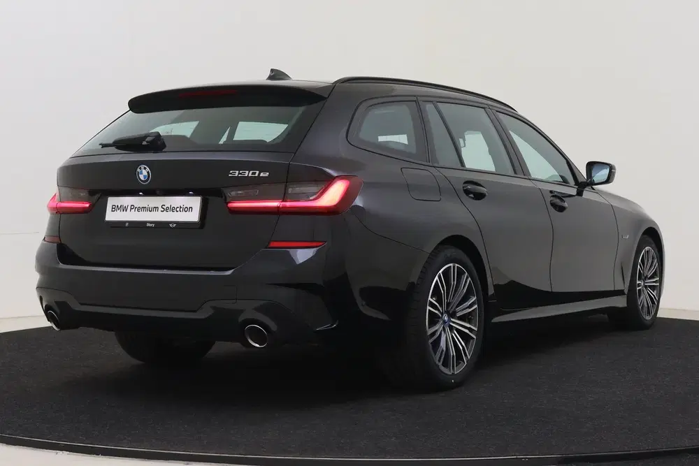 BMW 3-serie 330e High Executive M-Sport Automaat uit 2022, foto 2