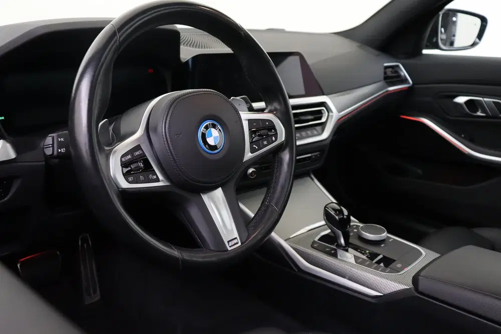 BMW 3-serie 330e High Executive M-Sport Automaat uit 2022, foto 3