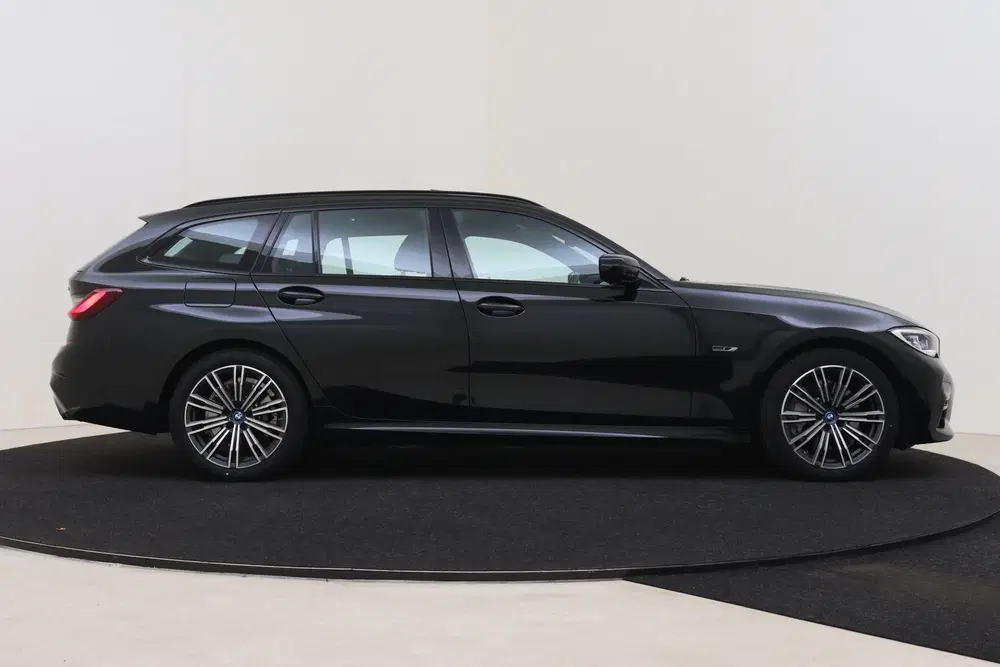 BMW 3-serie 330e High Executive M-Sport Automaat uit 2022, foto 7
